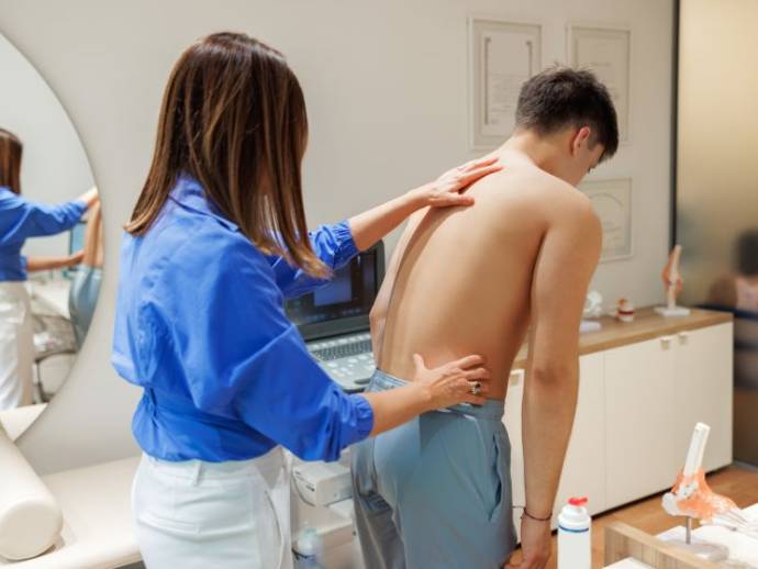 Hypercyphose : causes, symptômes et solutions