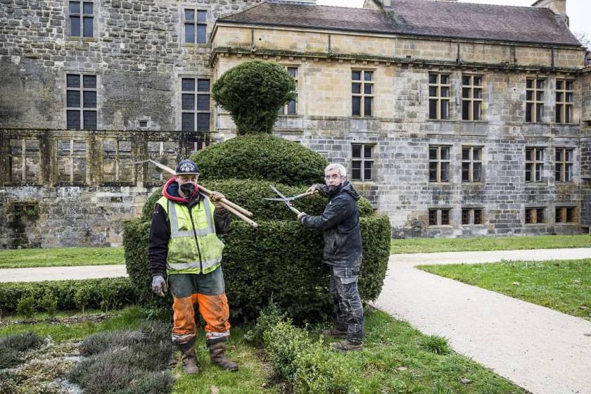 Emmanuel et Gilles s'occupent de l'aménagement paysager au château de Pailly - Défis 52